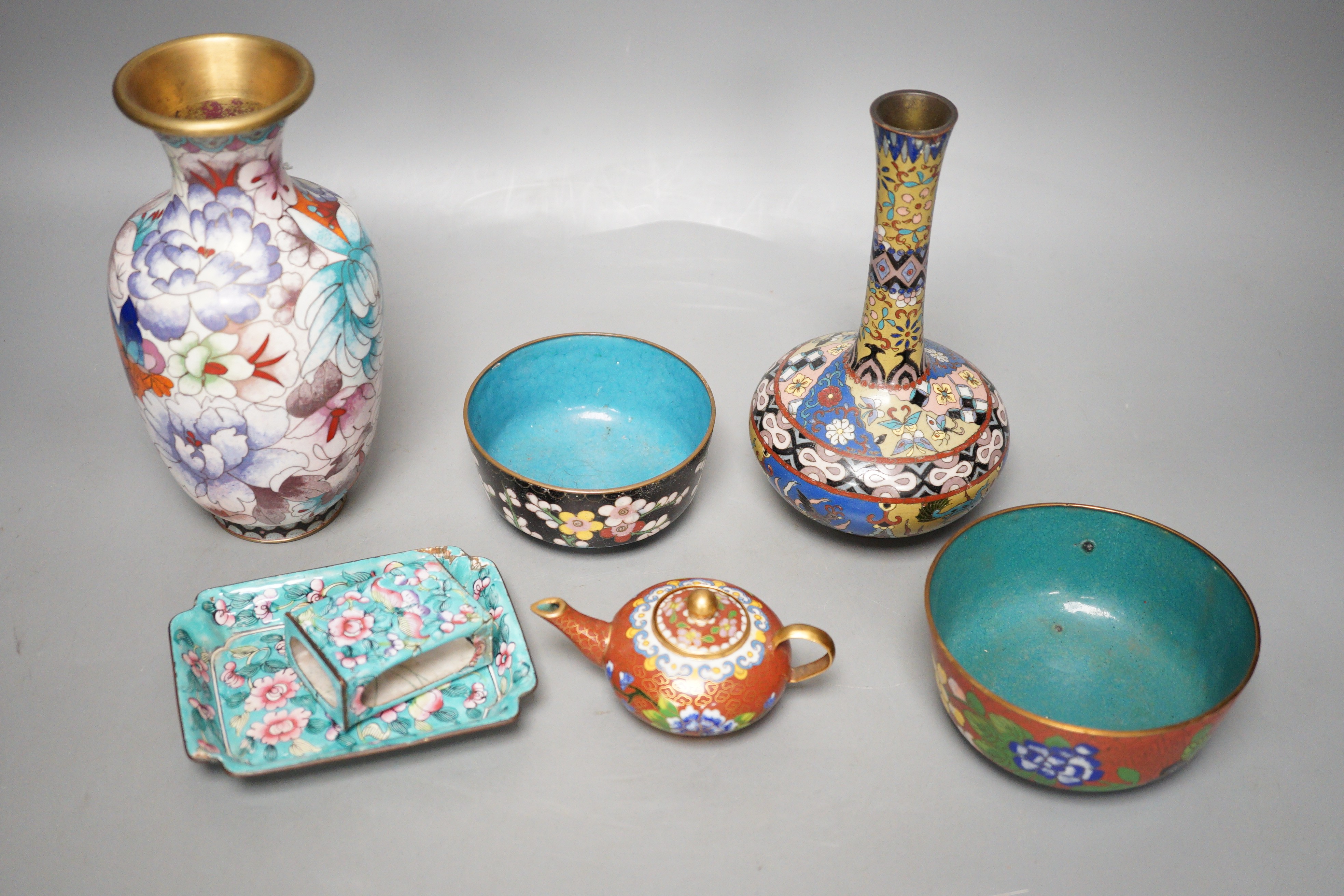 A group of Chinese cloisonné enamel and Guangzhou enamel wares, tallest 19cm